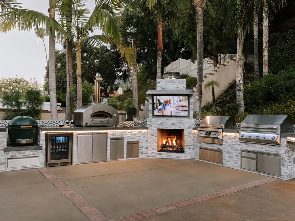Alfa Futuro pizza oven in a modern outdoor kitchen