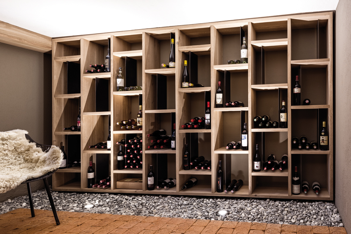 Divario P-18 shelf sliding into an assembled carcass
